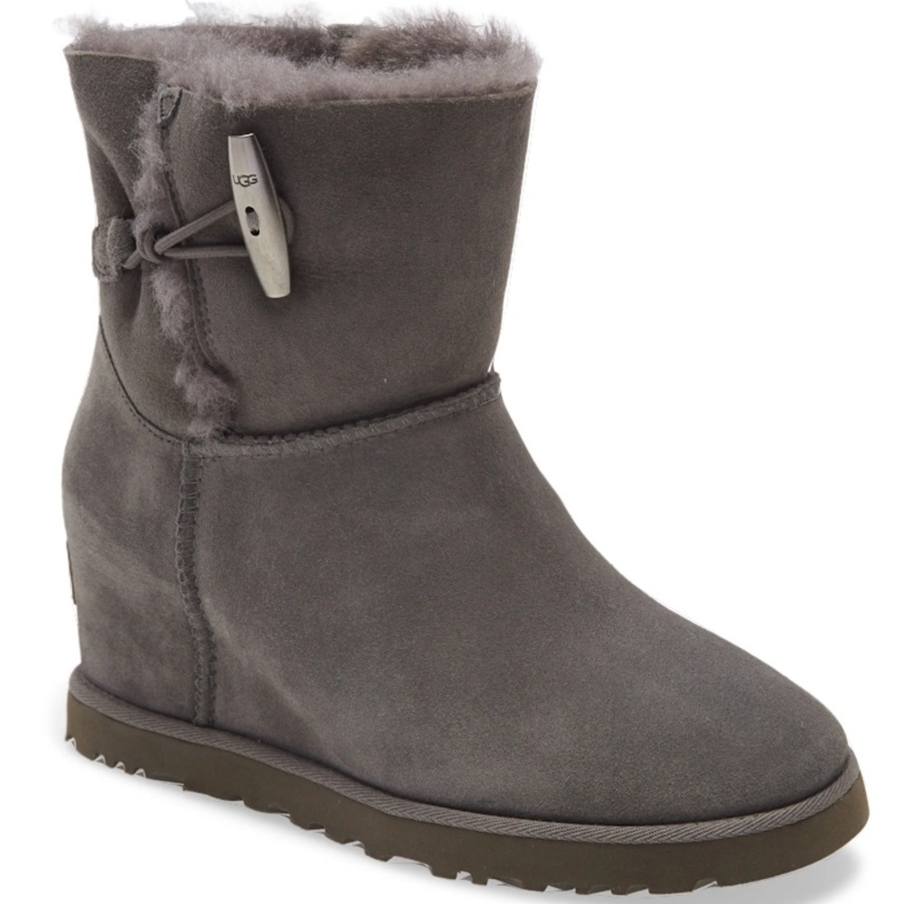 UGG CLASSIC FEMME TOGGLE WEDGE BOOT IN CHARCOAL SUEDE 9.5 EXCELLENT CONDITION